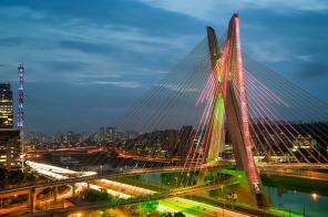 Красочный мост в городе Сан-Паулу, Бразилия