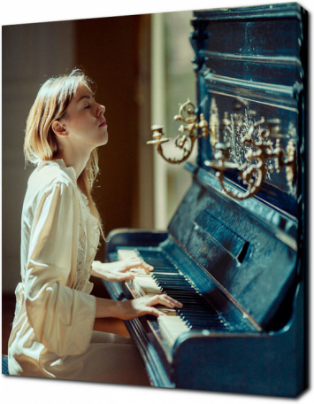 Девушка, играющая на пианино