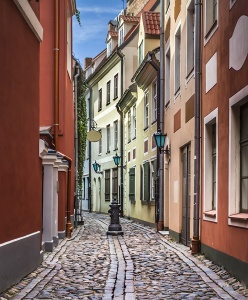 Узкая средневековая улица в Риге. Латвия