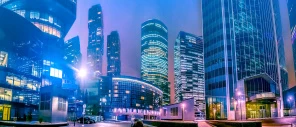Неоновые небоскребы Москва-Сити ночью