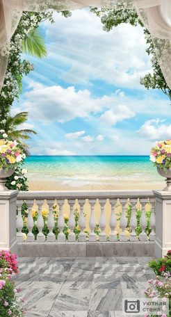 Украшенный балкон с видом на пляж