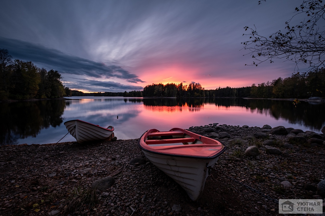 Розовый закат на озере
