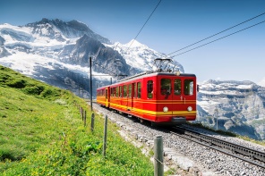 Знаменитый поезд на горе Юнгфрау в солнечную погоду