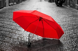 Красный зонт крупным планом