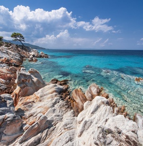 Райский залив в море со скалами на полуострове Халкидики. Греция
