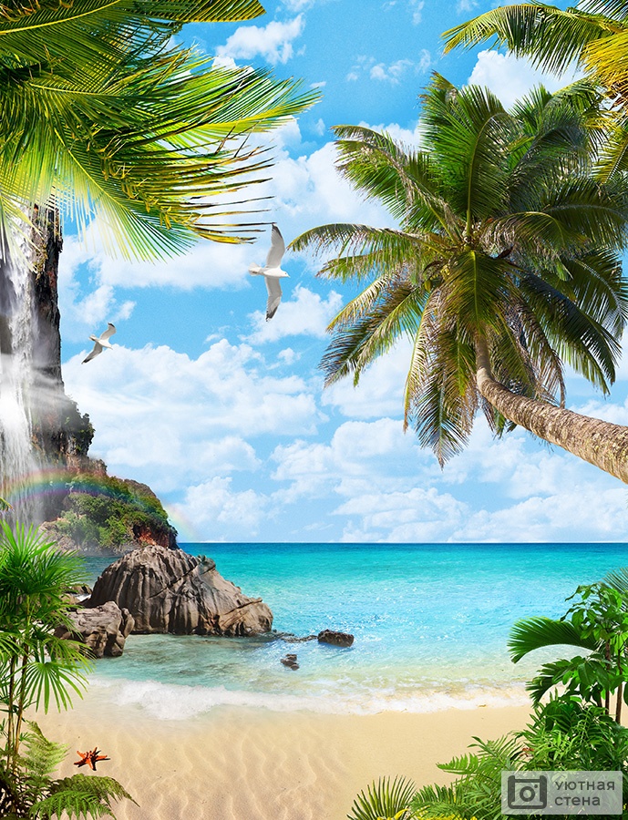 Дикий пляж с пальмами и морем