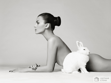 Голая девушка с кроликом