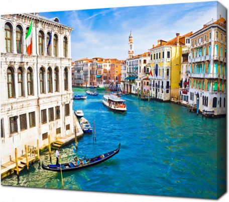 Голубая вода венецианских каналов. Италия