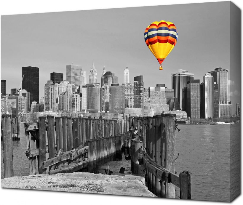 Красочный воздушный шар над черно-белым Манхэттеном