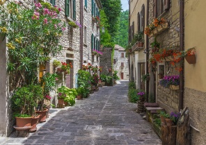 Итальянская улица в маленьком городке Тосканы
