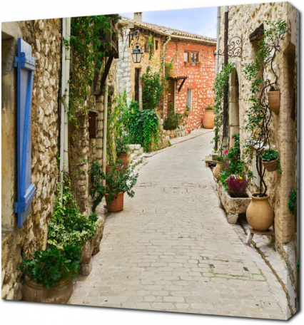 Узкая улица в старой деревне Турет-сюр-Лу во Франции