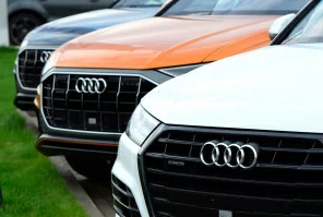 Автомобили Audi на парковке