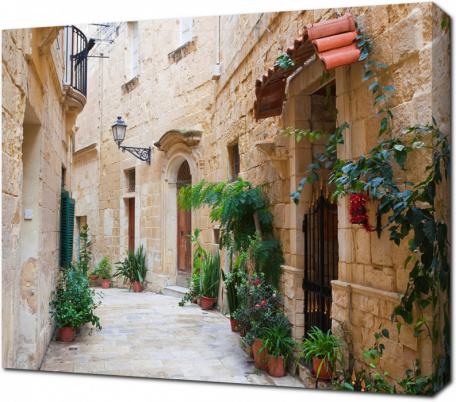 Старые узкие улицы города Биргу. Мальта