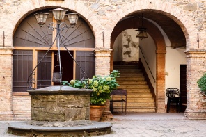 Старый колодец в Монтальчино. Тоскана. Италия