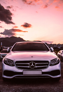 Автомобиль Mercedes-Benz на стоянке на фоне заката