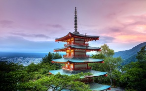 Красная пагода Чурейто на закате, Япония