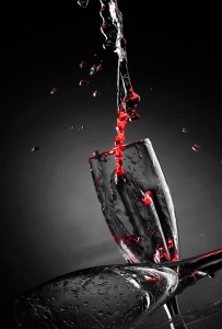 Брызги красного вина на черно-белом фоне