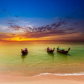 Закат на побережье в Таиланде