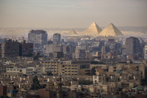 Город на фоне пирамид
