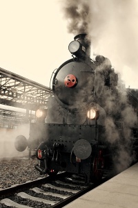 Винтажное фото паровоза на вокзале