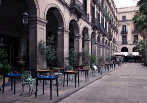 Уличное кафе с красочными столами и стульями
