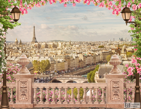 Украшенный балкон с видом на Париж