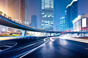 Свет машин на фоне зданий Шанхая