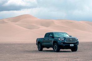 Toyota Tacoma темно-серого цвета в пустыне