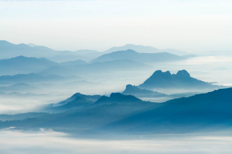 Дивные силуэты гор в густом тумане