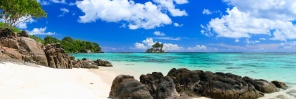 Панорама белого песчаного пляжа на Сейшельских островах
