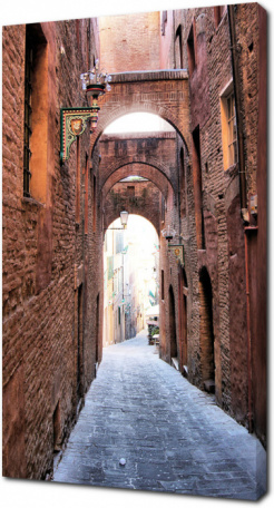 Узкие средневековые улицы Сиены. Италия