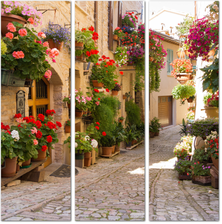 Аллея с цветами на итальянской улочке