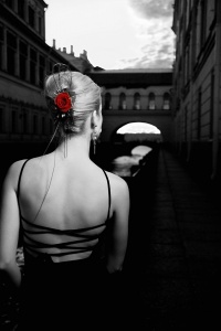 Черно-белое изображение девушки в старом городе
