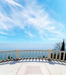 Вид на море с белой террасы