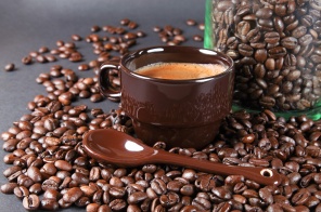 Коричневая чашка с кофе
