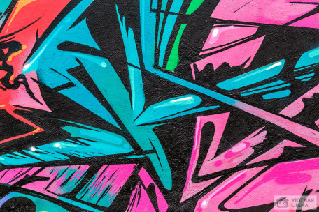 Розово-голубое граффити на черном фоне