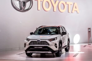 Белый металлик Toyota RAV4 Hybrid на автосалоне в Париже
