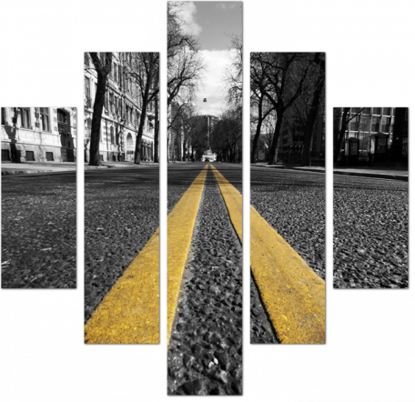 Двойная желтая линия на черно-белой улице