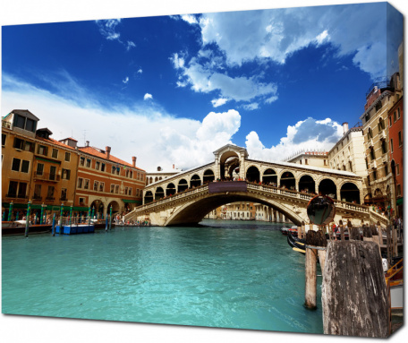 Вид на мост Риальто. Венеция. Италия