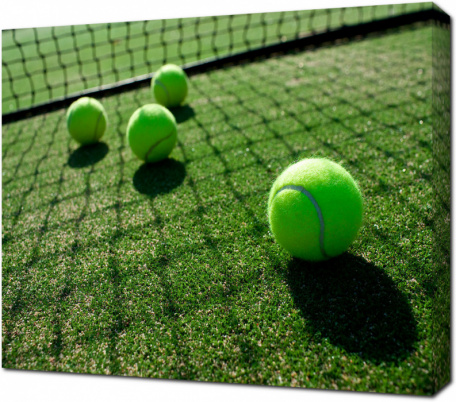 Теннисные мячи на корте