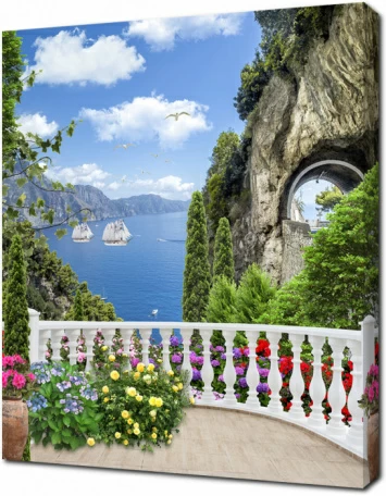 Старый балкон с видом на корабли в океане