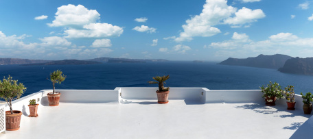 Терраса с видом на море в Греции