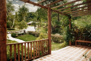 Летняя терраса с видом на сад