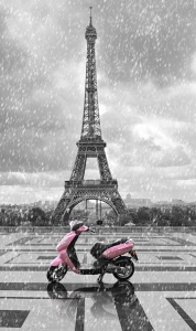 Розовый скутер на фоне черно белой Эйфелевой башни