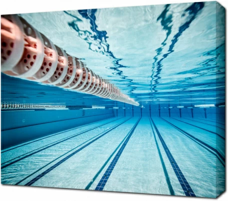 Под водой плавательного бассейна