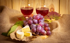 Виноград, сыр, бокалы вина