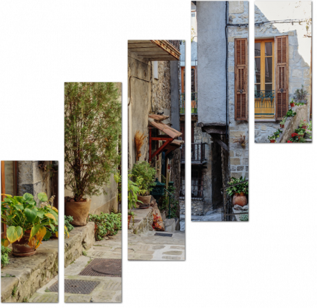 Узкие мощеные улицы с цветами в старой деревне Франции