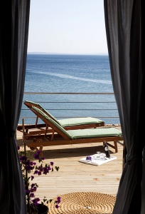 Окно отеля с видом на море