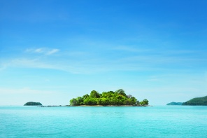 Тропический остров посреди океана