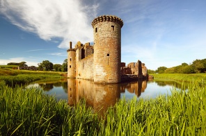 Красивый старинный замок в Шотландии